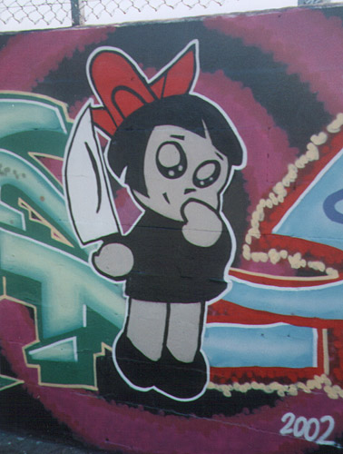 Красивое граффити с ножами. Невинная девочка - огромный тесак