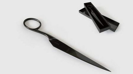 Это нож напоминающий по форме половинки от ножниц, но является самостоятельной единицой. При желании можно приобрести два таких и, скрепив, получить настоящие ножницы