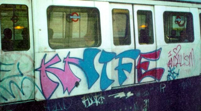 Красивое граффити на вагоне метро где-то в США