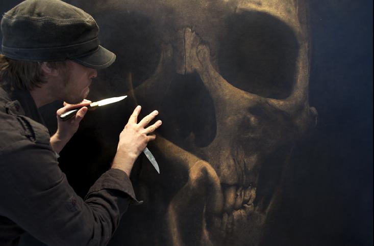 Марк Эванс и картина - человеческий череп